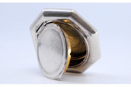 Caixa de toilette em prata de forma octogonal com espelho no interior.